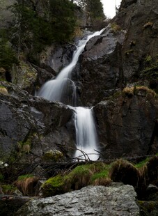 山间瀑布美景