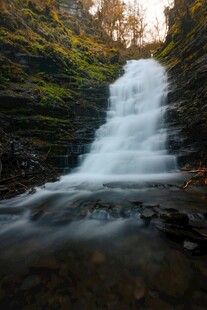 山间瀑布美景