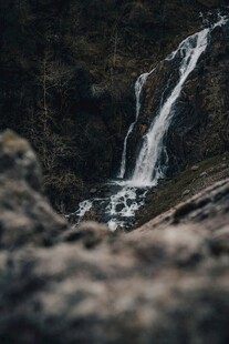 山间瀑布潺潺流淌