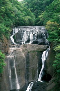 山间壮丽瀑布景观