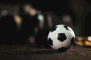 绿茵上的黑白足球