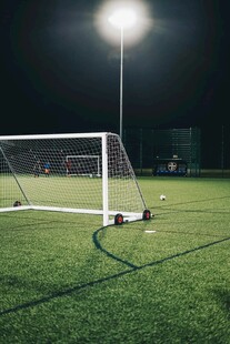 夜间足球场球门特写