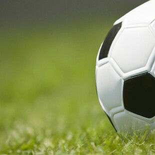 绿茵上的足球特写