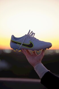 夕阳下手持时尚运动鞋