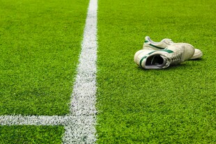 绿茵场上的足球手套