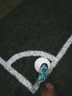 地面绘制白色弧形图案