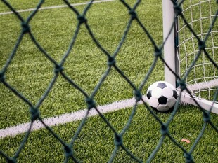 绿茵球门旁的足球