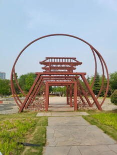 红色中式拱门金属雕塑