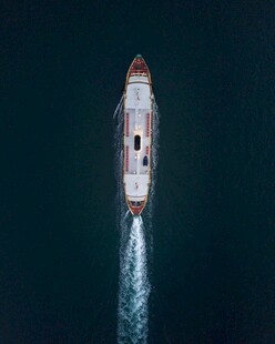 空中俯瞰疾驰的海上快艇