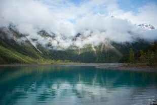 高山蓝湖美景