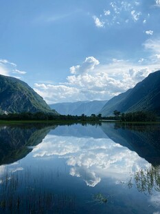 宁静山水倒影如画美景