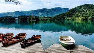 湖畔停泊的小船与山水美景