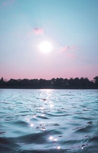 夕阳下波光粼粼的水面