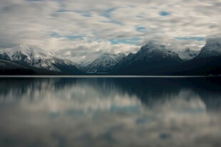 宁静山水湖景倒影画面
