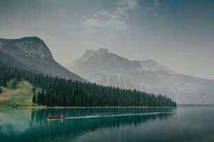宁静湖景中的孤舟与山峦