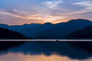 湖畔日暮山水美景