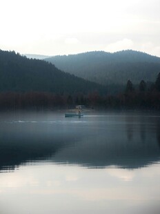 湖山晨雾中小船静谧画面