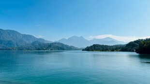 宁静湖景与远山风光