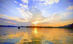 夕阳下的宁静湖面美景