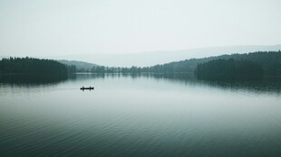 宁静湖面孤舟远景