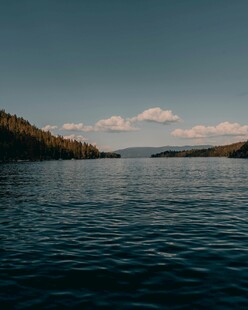 宁静湖畔风光