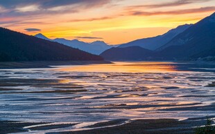 湖畔壮丽日落山水美景