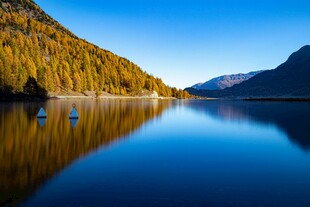 秋日静谧湖景风光