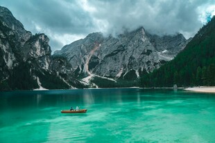 碧绿湖面上的小船与山峦