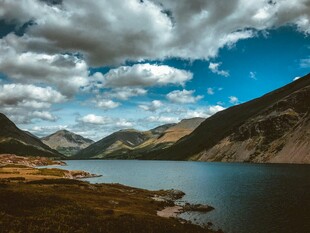 高山湖泊美景