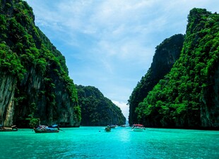 美丽海湾中的碧绿海水与船只