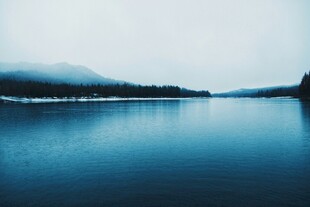 宁静湖面的自然美景
