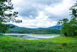 湖畔绿野青山美景