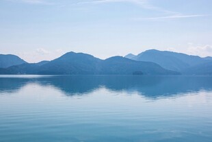 宁静湖景与远处山峦倒影