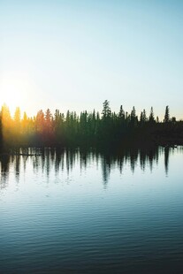 湖畔日出美景