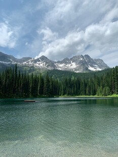 湖畔山林 远处雪山美景