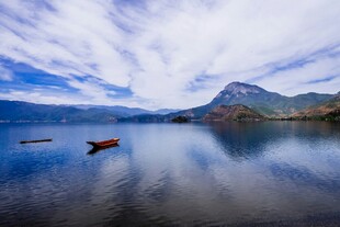 宁静湖景中的孤舟