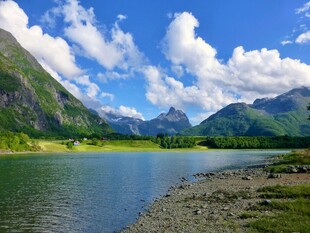 湖畔青山蓝天白云美景