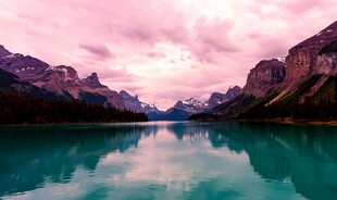 梦幻山水间的静谧湖泊