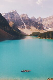 蓝湖泛舟赏壮丽山景