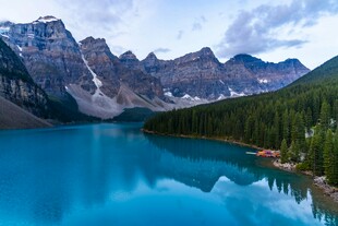 梦幻蓝湖与巍峨山峦美景