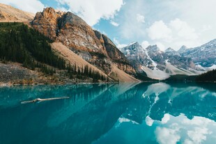 梦幻蓝湖与巍峨山峦