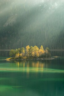 湖光山色中的梦幻光影