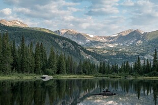 宁静山湖美景