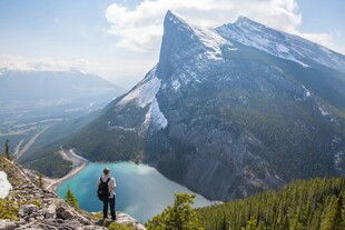 人赏高山湖泊壮丽美景