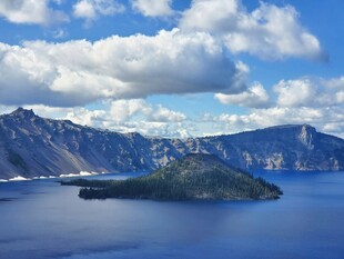 美丽火山湖中的小岛风光