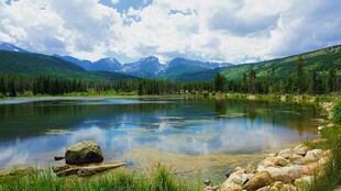 湖畔青山美景如画
