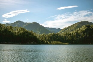 宁静山水间的湖光山色