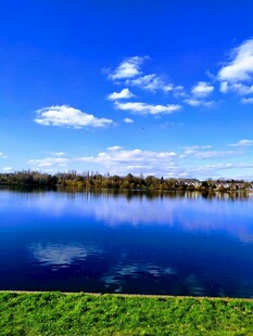 宁静湖畔美景
