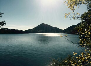 宁静湖景与远山相映