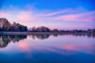湖畔绚丽晚霞倒影美景
